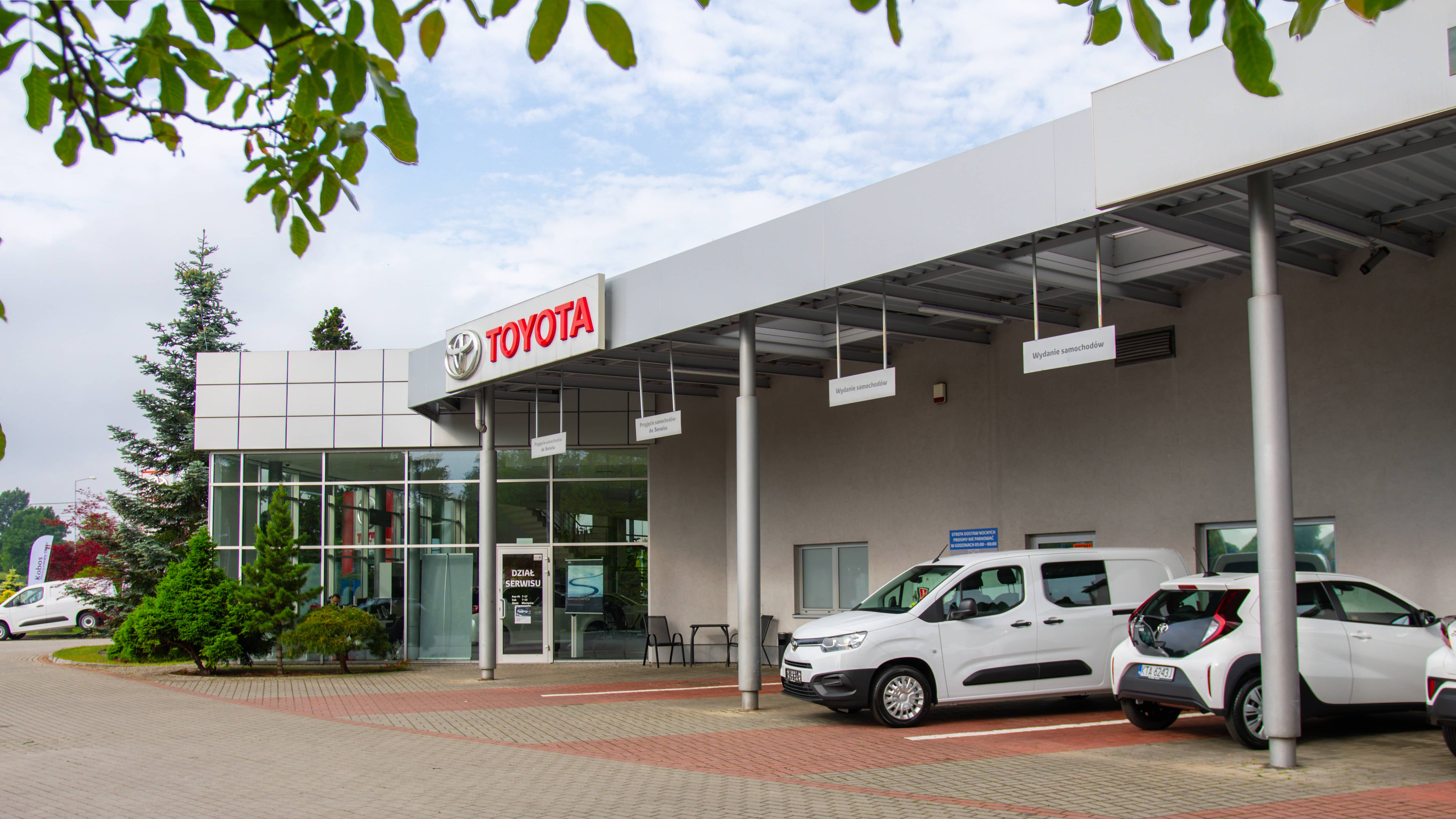Salon Toyota Tarnów - Grupa Kobos Zgłobice, widok z zewnątrz budynku dealerskiego